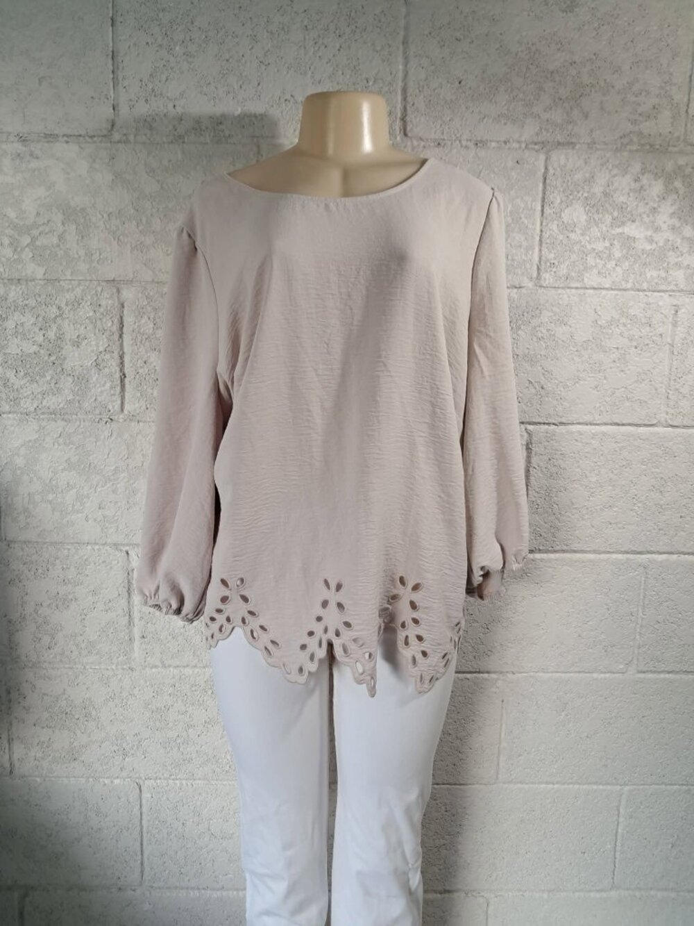 NWT Adrianna Papell 2X Cream Eyelet Scalloped Hem Blouse